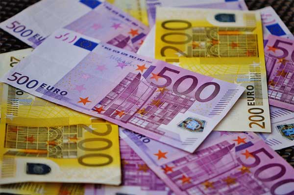 loser Stapel von 200- und 500-Euro-Noten