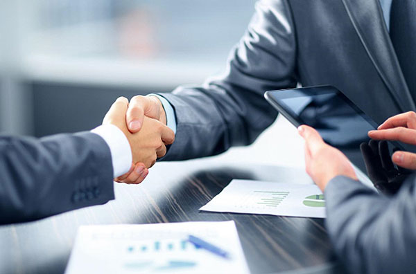 Shakehands zwischen Geschäftsleuten
